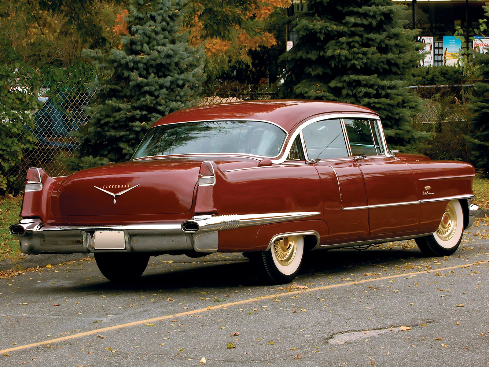 From the outside, the Maharani looked like a regular Series Sixty Special sedan, but with gold-anodized sabre-spoke wheels.  In the trunk, however, was a large compressor for the refrigerator